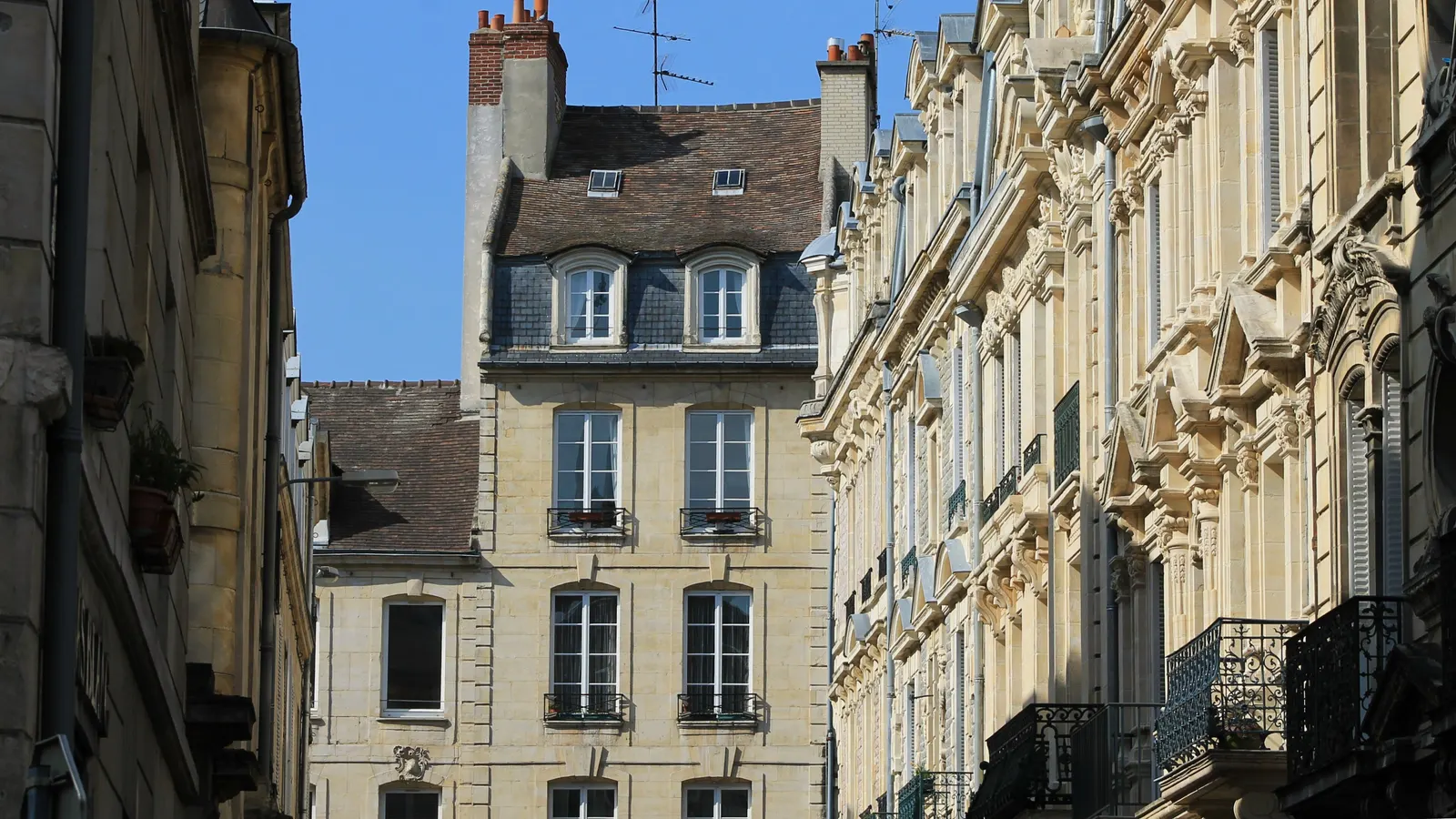 Façades en pierre de Caen, dans le centre-ville